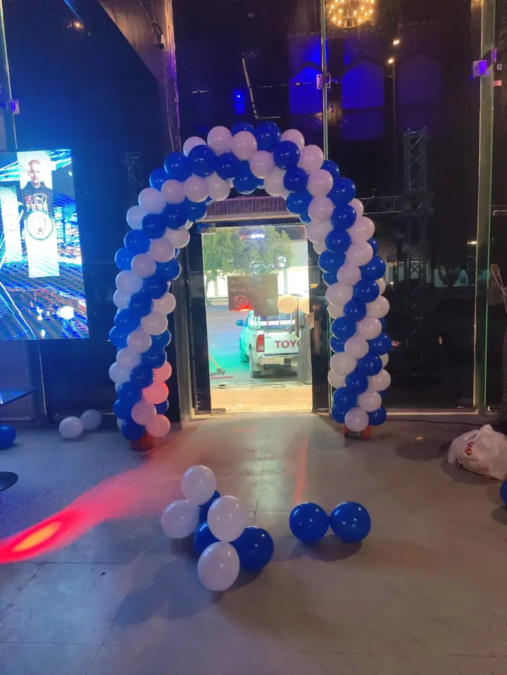 قوس بالونات أزرق وأبيض لمدخل فعالية